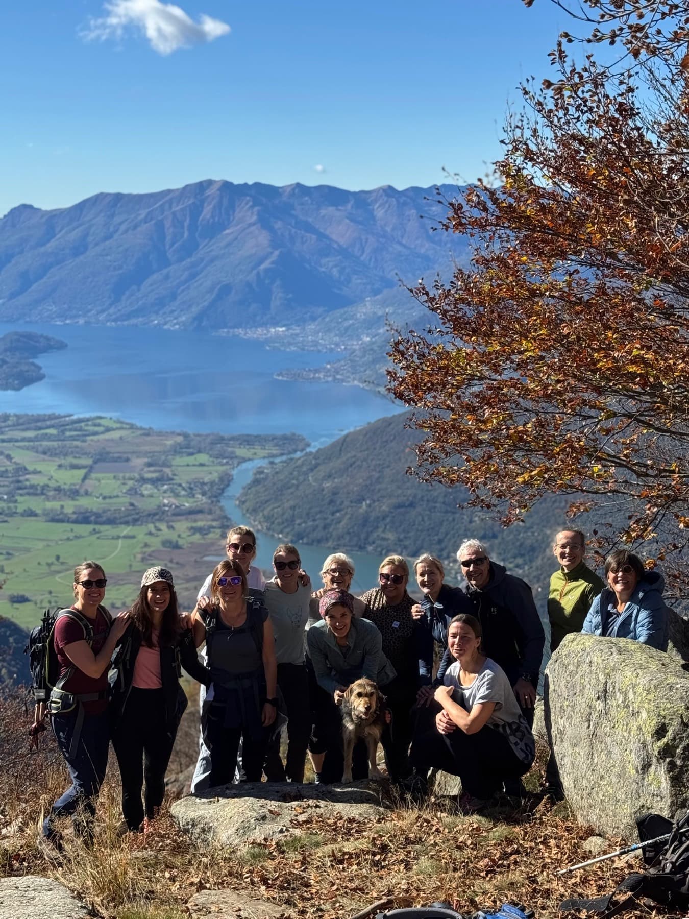 Gruppe auf einem Felsen mit Blick über den Lago di Como