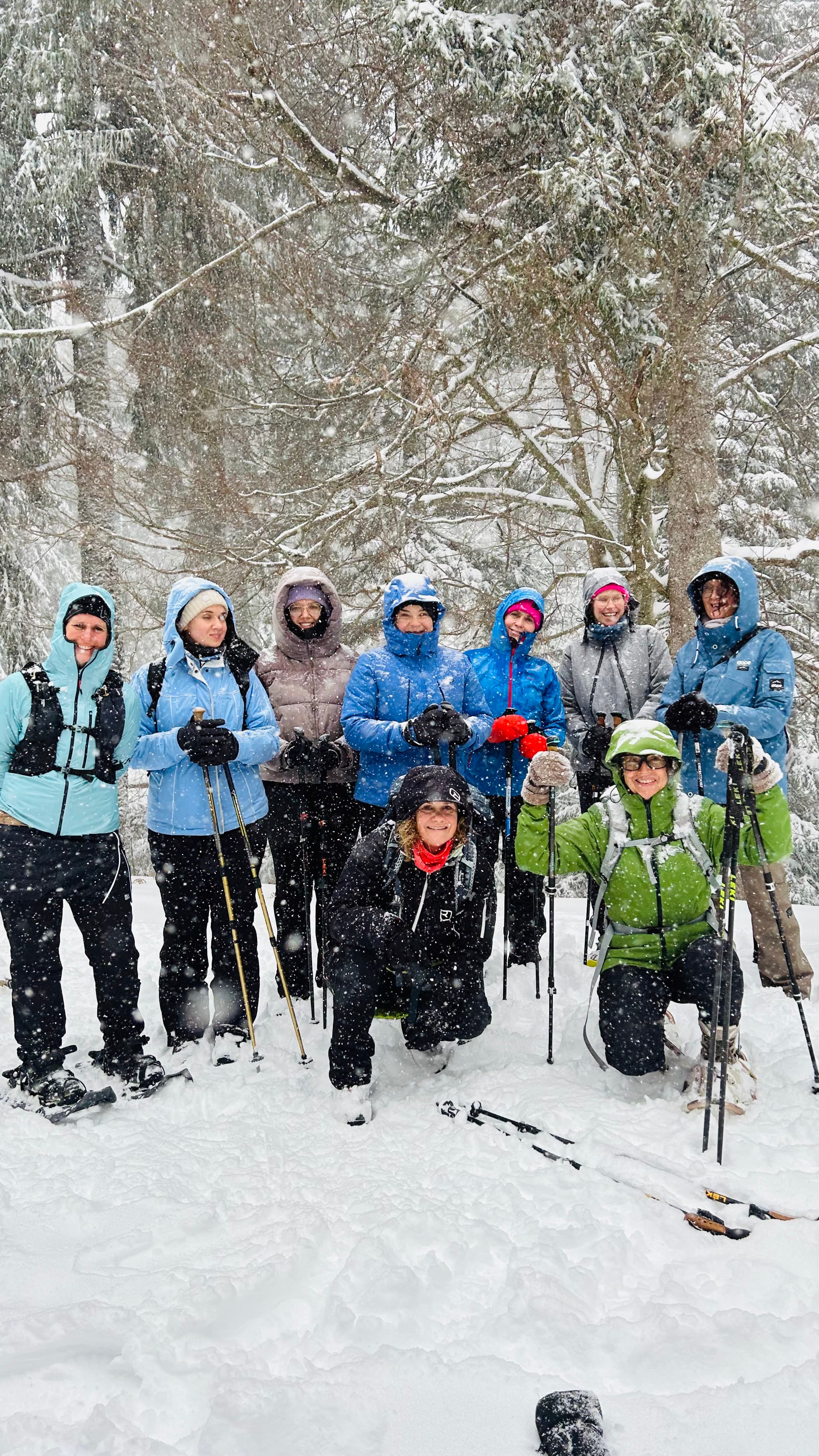 Gruppenfoto mit Schneeschuhen im Schneetreiben im Schwarzwald
