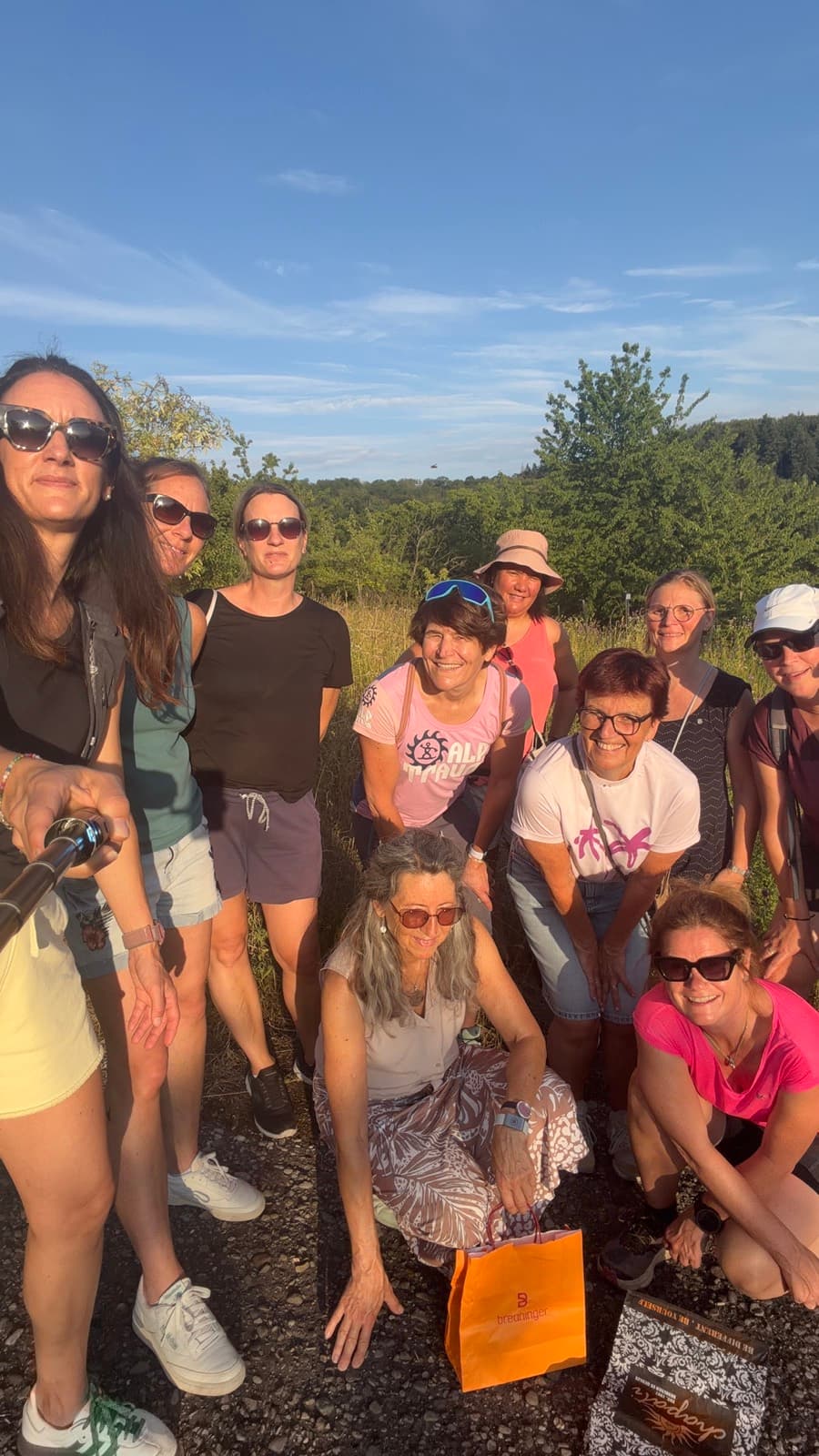 Gruppen-Selfie der Teilnehmerinnen bei der Kräuterwanderung in Hemsbach