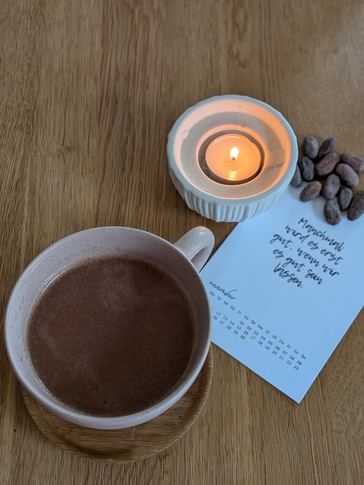 Tasse Kakao, Kerze und Kakaobohnen bei der Kakaozeremonie im Soro Projekt Wiesloch