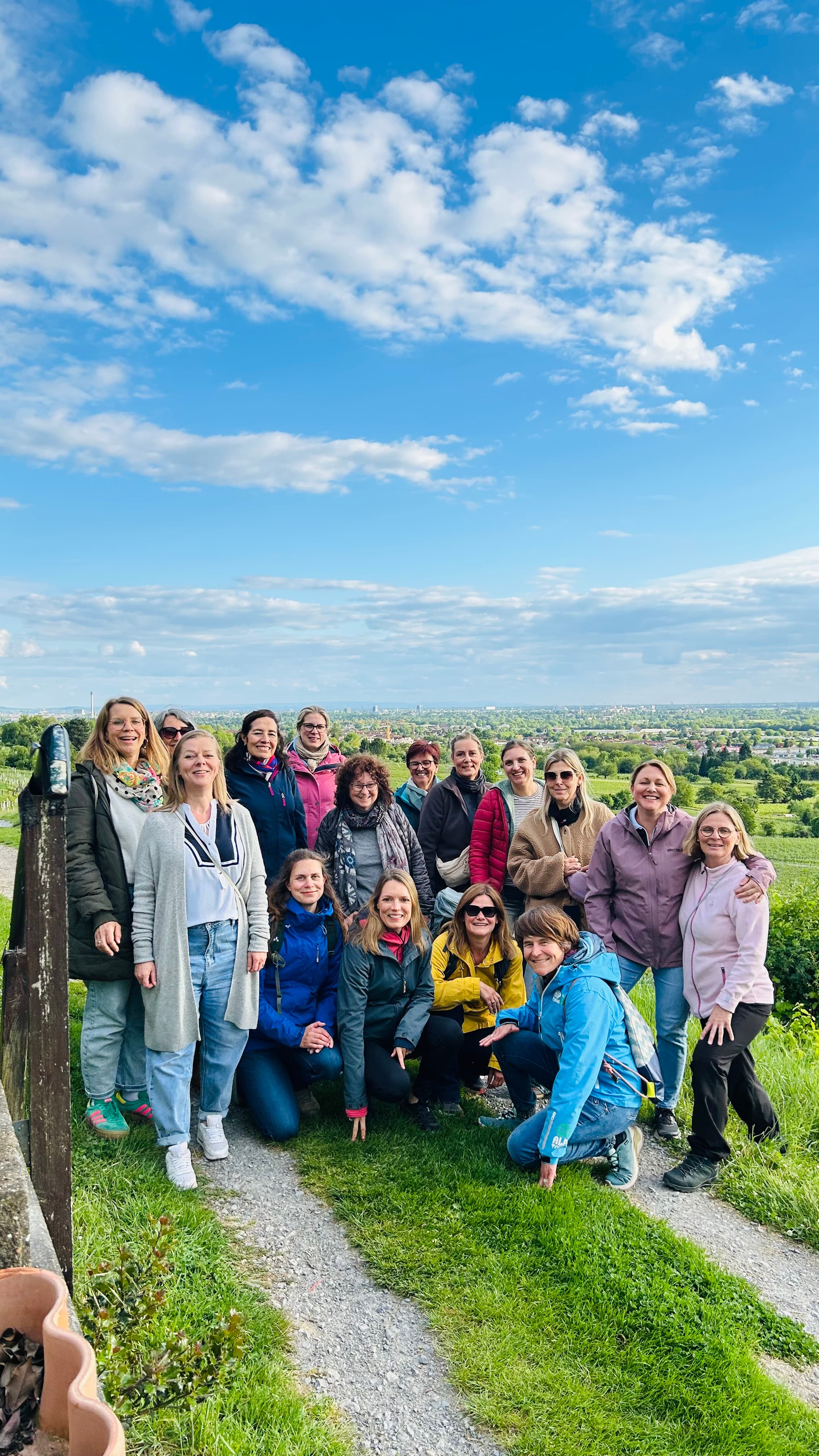 Gruppenfoto in den Weinbergen bei der Villa Wagner mit Blick über die Rheinebene